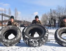 足球小组赛，燕山铁骑队与荆楚海豚队读秒扳平，体能对抗拉满！本土核心状态回升(沈阳业余足球联赛)
