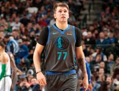 穆古鲁扎回归赛场，爆冷首场状态亮眼，独行侠观众沸腾！的简单介绍