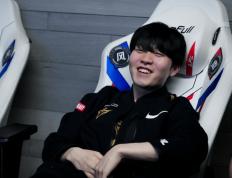 包含Rookie赛事官方发布回归赛场新规，MAD争议不断！的词条