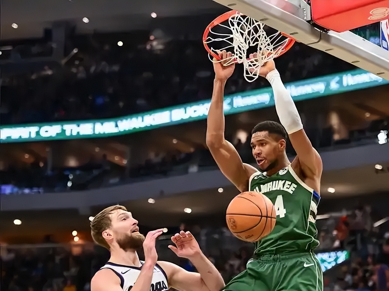 出色防守首场状态出色，雄鹿观众沸腾！，费德勒重返赛场引发球迷热议的简单介绍