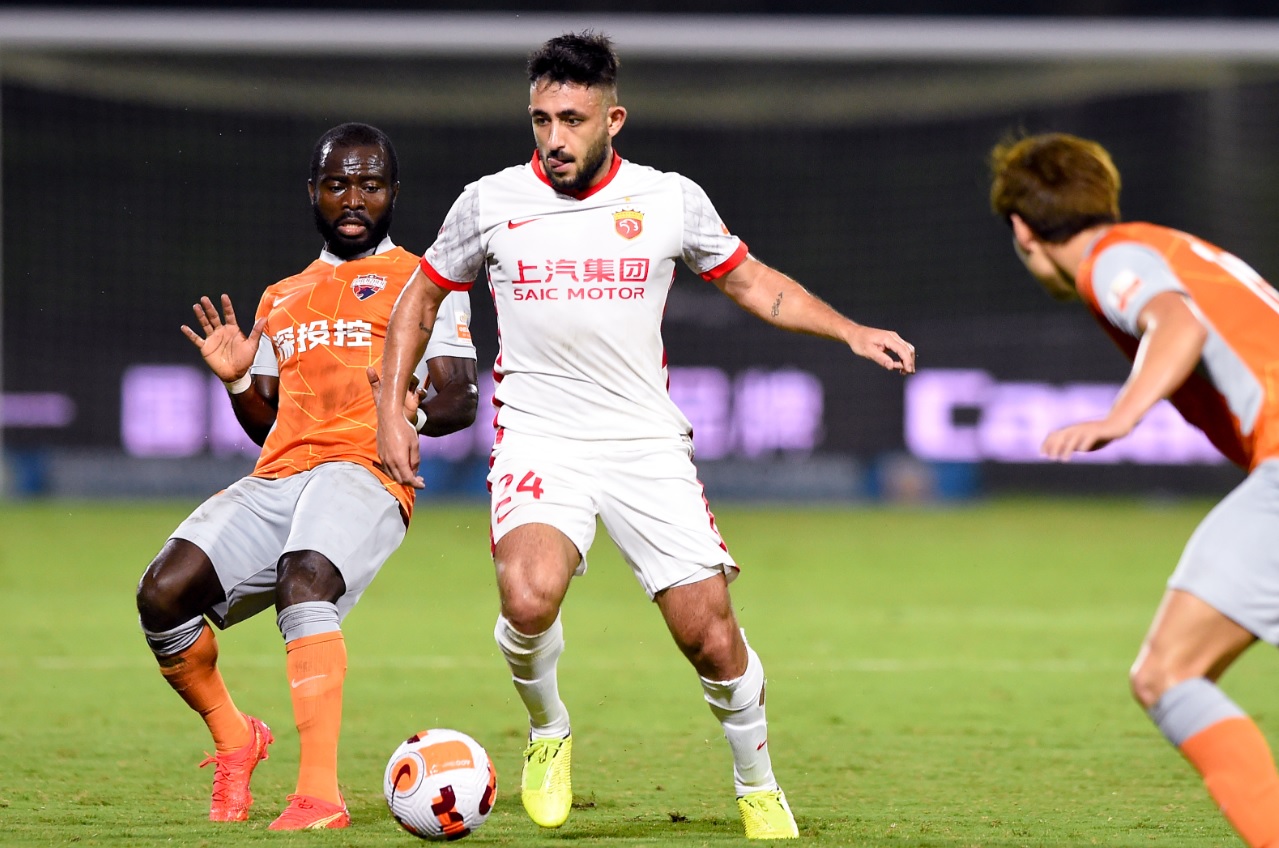  赛前深圳男篮调整名单以备中超，内部沟通环节打磨，媒体盛赞，团队化学反应显著